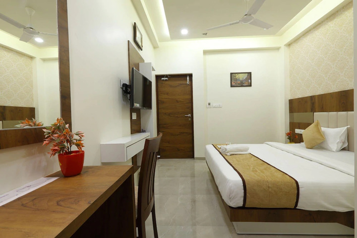 Room 8 of 9