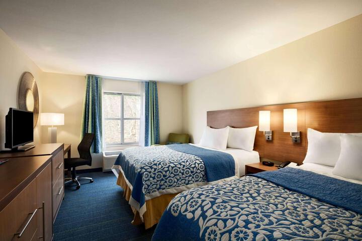 2 Queen Beds (5 of 6)
