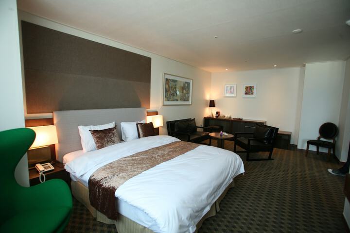 Room 19 of 83