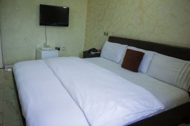 Room 17 of 37