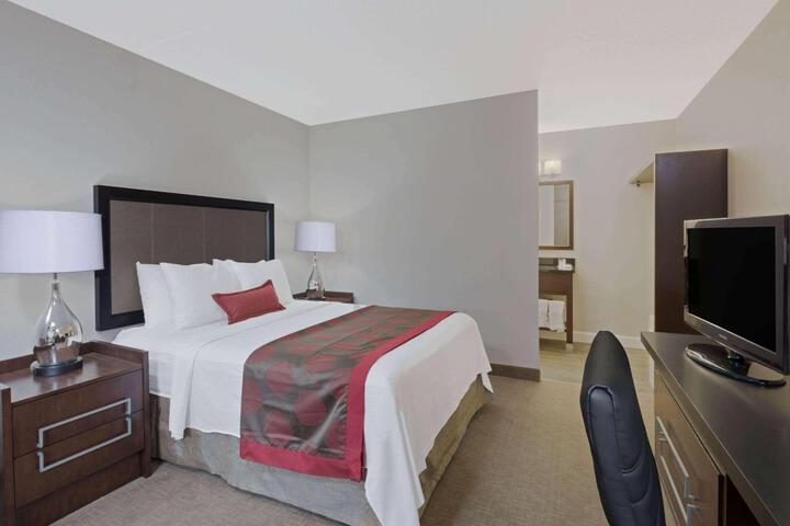 1 Queen Bed (8 of 12)