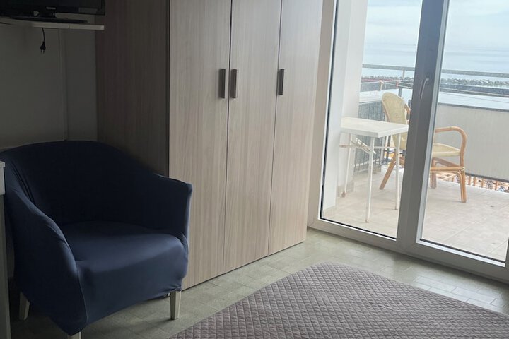 Room 9 of 31