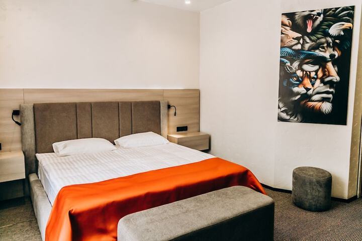 Room 16 of 32