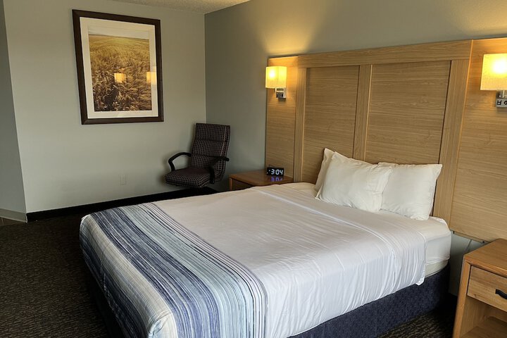 1 Queen Bed (9 of 25)