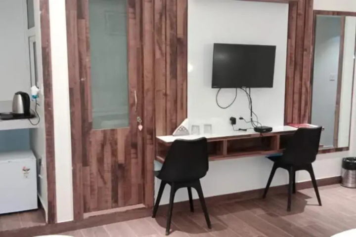 Room 9 of 16