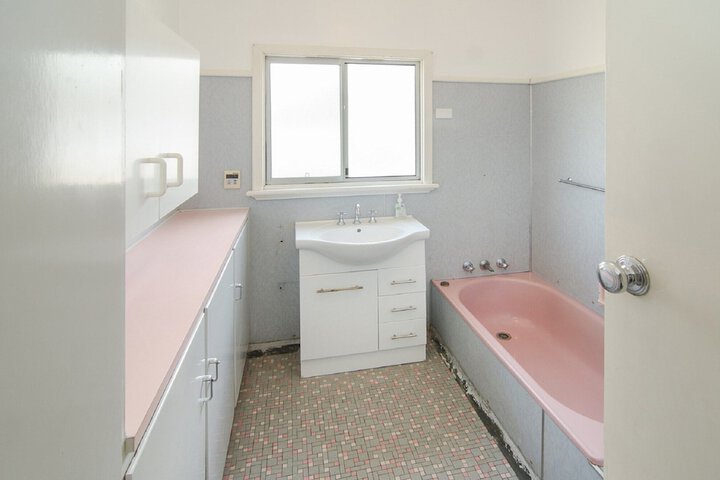 Room 6 of 8