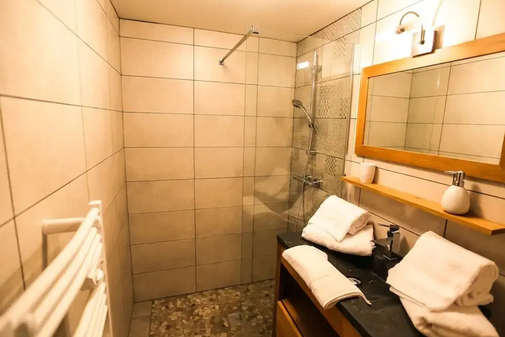 Room 5 of 9