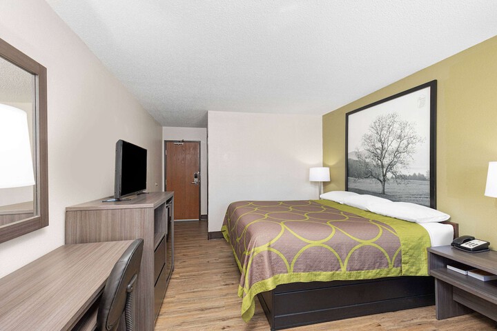 1 King Bed (5 of 10)