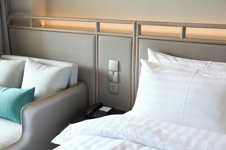 Room 38 of 212