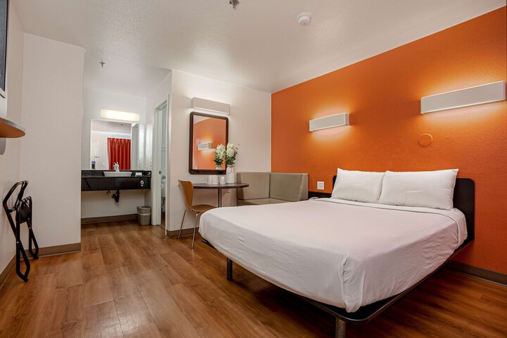 1 Queen Bed (7 of 7)