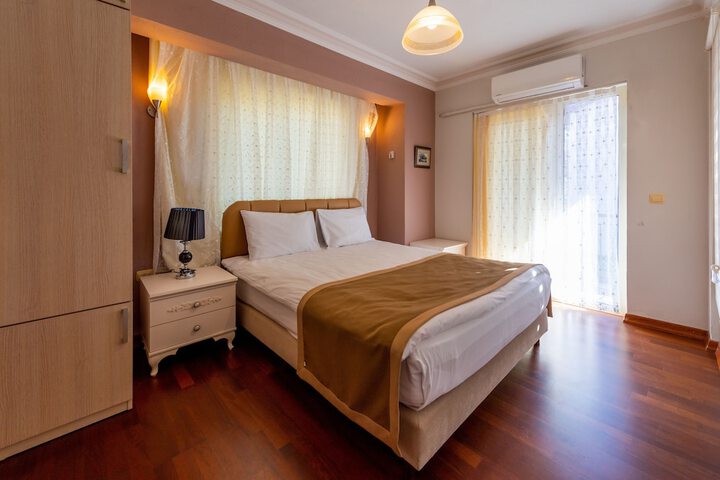 Room 2 of 93