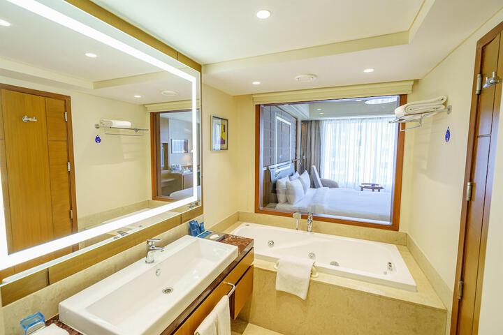 Room 35 of 107
