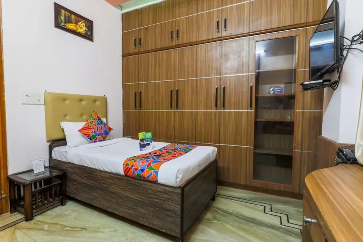 Room 4 of 9