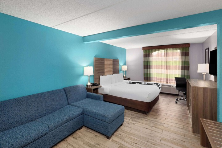 1 King Bed 1 Sofa Bed Kitchenette (2 of 17)