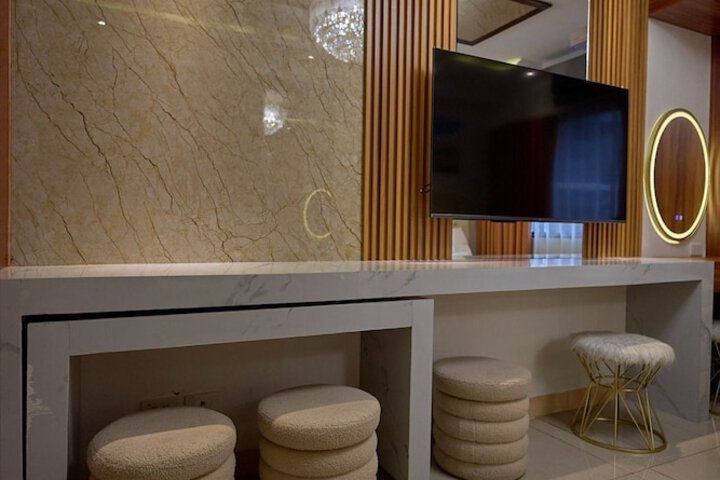 Room 6 of 25