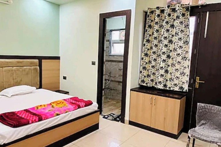 Room 6 of 12