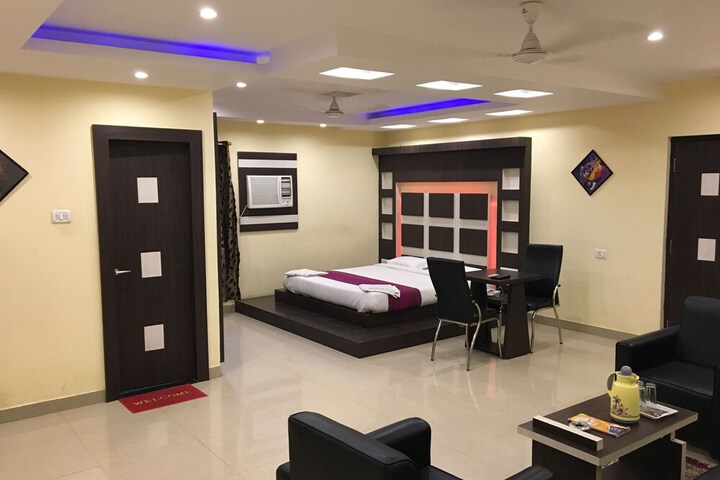 Room 4 of 8