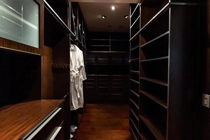 Room 4 of 23