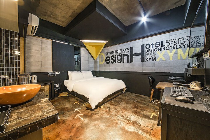 Room 2 of 10
