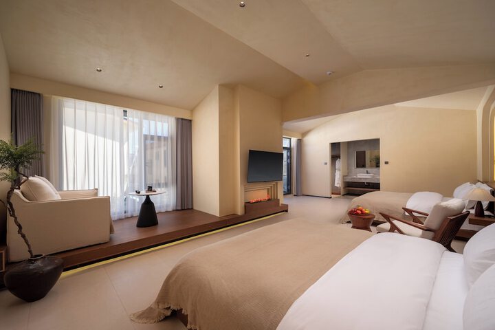 Room 6 of 80