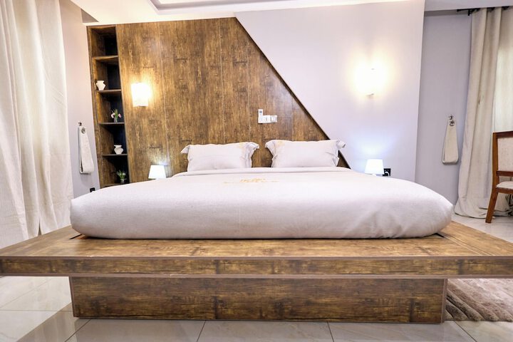 Room 8 of 170
