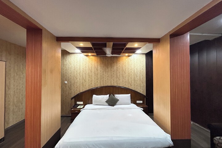Room 4 of 16