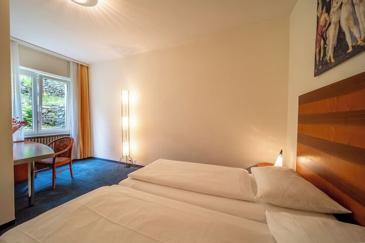 Room 9 of 156