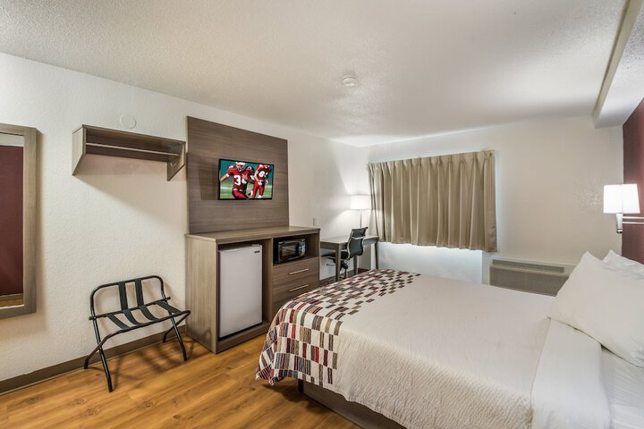 Standard 1 King Bed (5 of 13)