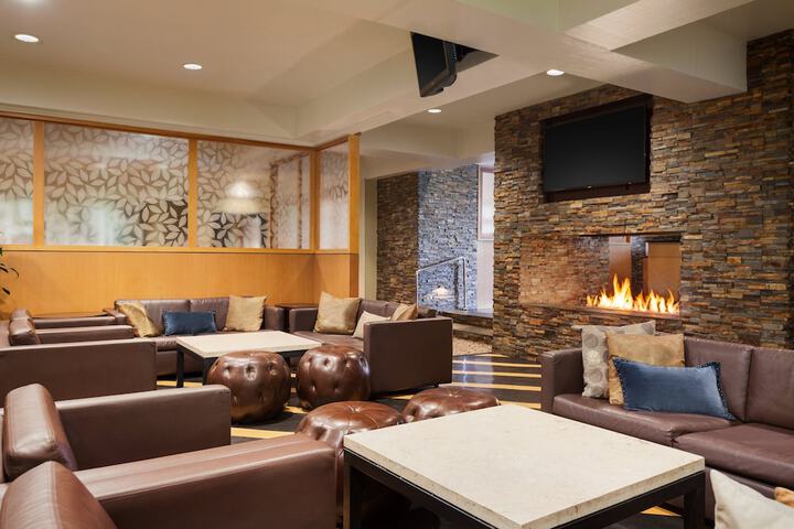 Lounge 27 of 40