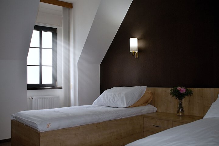 Room 2 of 38