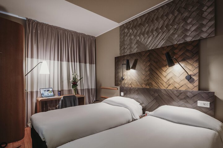 Room 7 of 100