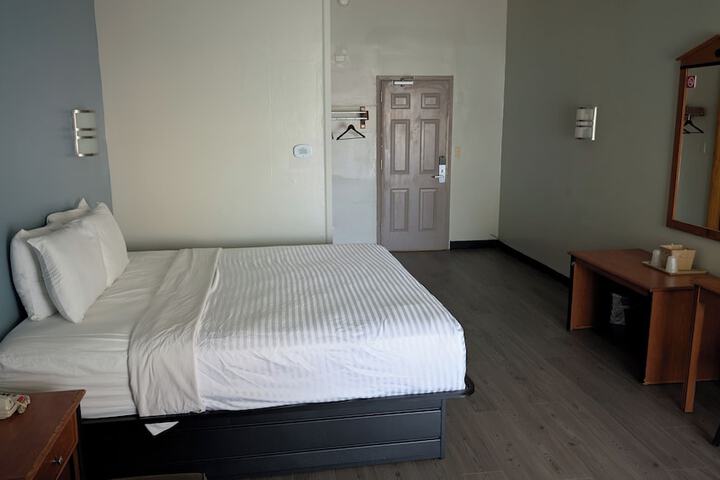 1 King Bed (5 of 11)