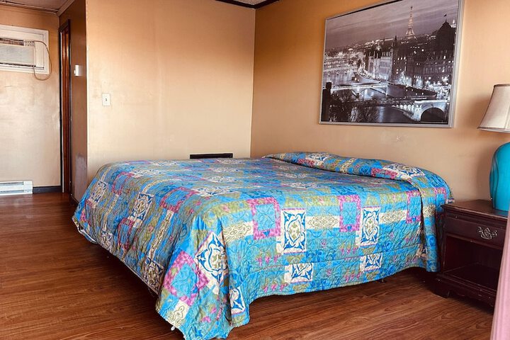 1 Queen Bed (8 of 8)