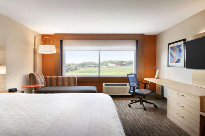 1 King Bed (5 of 5)
