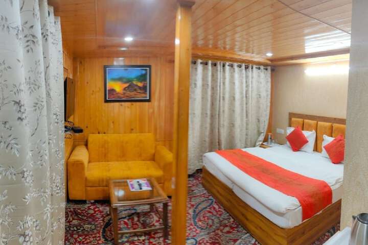 Room 4 of 8