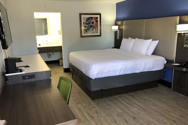 1 King Bed Microwave and Refrigerator Flat Screen Television High Speed Internet Accessible Coffee Maker Full Breakfast (5 of 13)