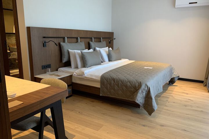 Room 8 of 128