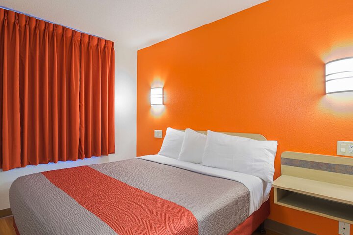 1 Queen Bed (9 of 11)