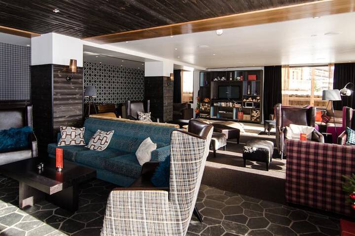 Lounge 37 of 57