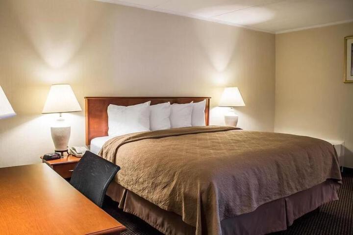 1 King Bed (2 of 3)