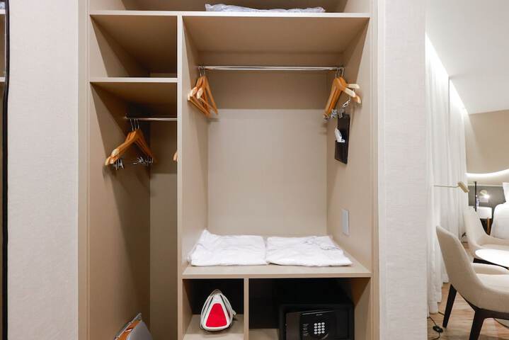 Room 15 of 143