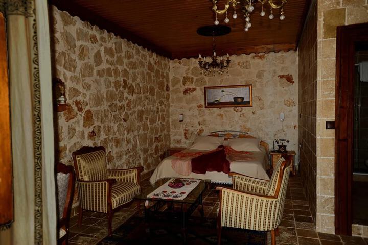 Room 2 of 76