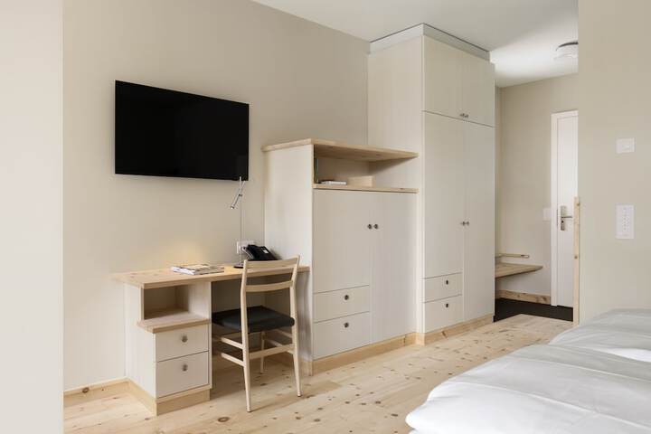 Room 5 of 74