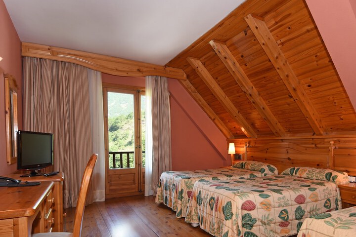 Room 9 of 33