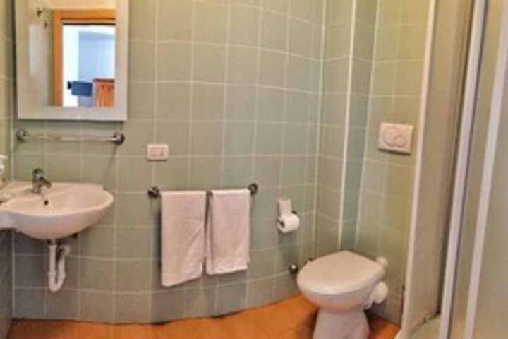 Room 6 of 10