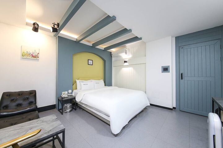 Room 7 of 27