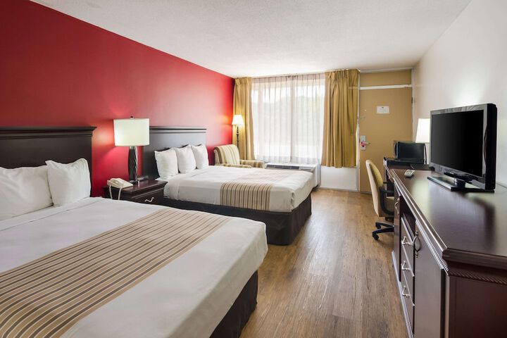 1 Queen Bed (4 of 15)