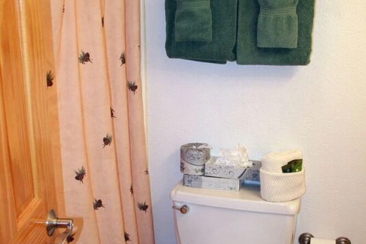 Room 4 of 9