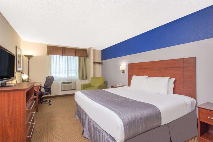 1 King Bed (5 of 10)