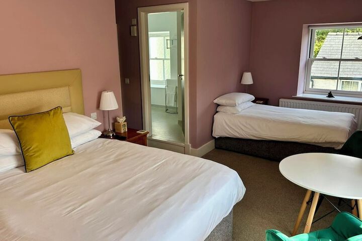 Room 5 of 8